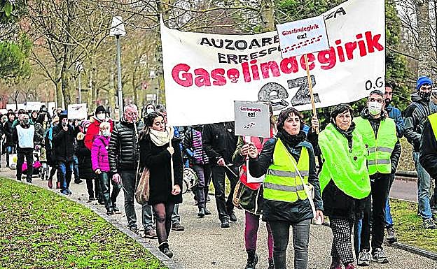 Medio millar de personas participaron en la marcha contra la futura nueva gasolinera. 