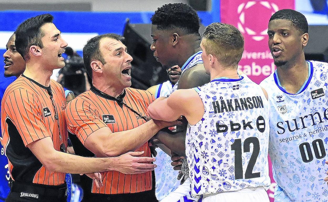 Polémica. Ángel Delgado discute con los árbitros cuando fue eliminado tras enfrentarse a Nnoko. 