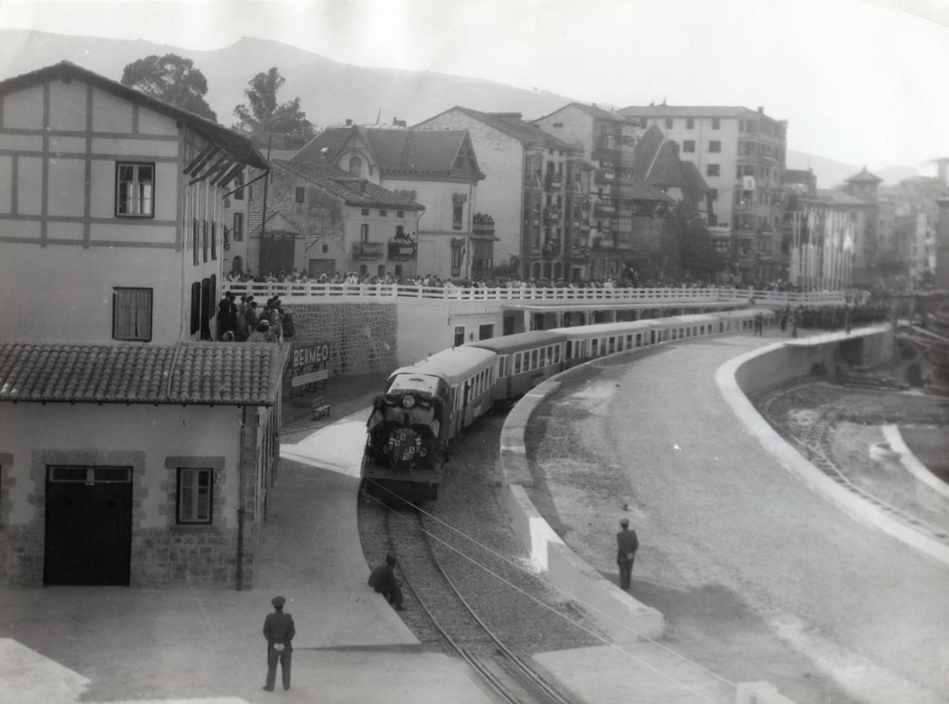 Imagen secundaria 2 - Un tren pasa por el viaducto, con la isla de Izaro arriba a la izquierda y con el cabo de Ogoño, a la derecha. Abajo, el día de la inauguración de la prolongación del tren desde Sukarrieta, un acto al que asistió Franco. A la derecha, otra estampa del tren entrando en Bermeo. 