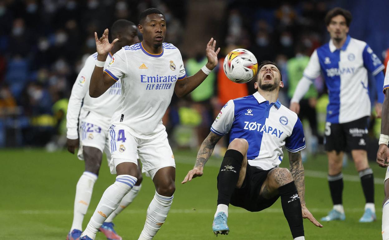 Joselu se duele de una entrada de David Alaba.