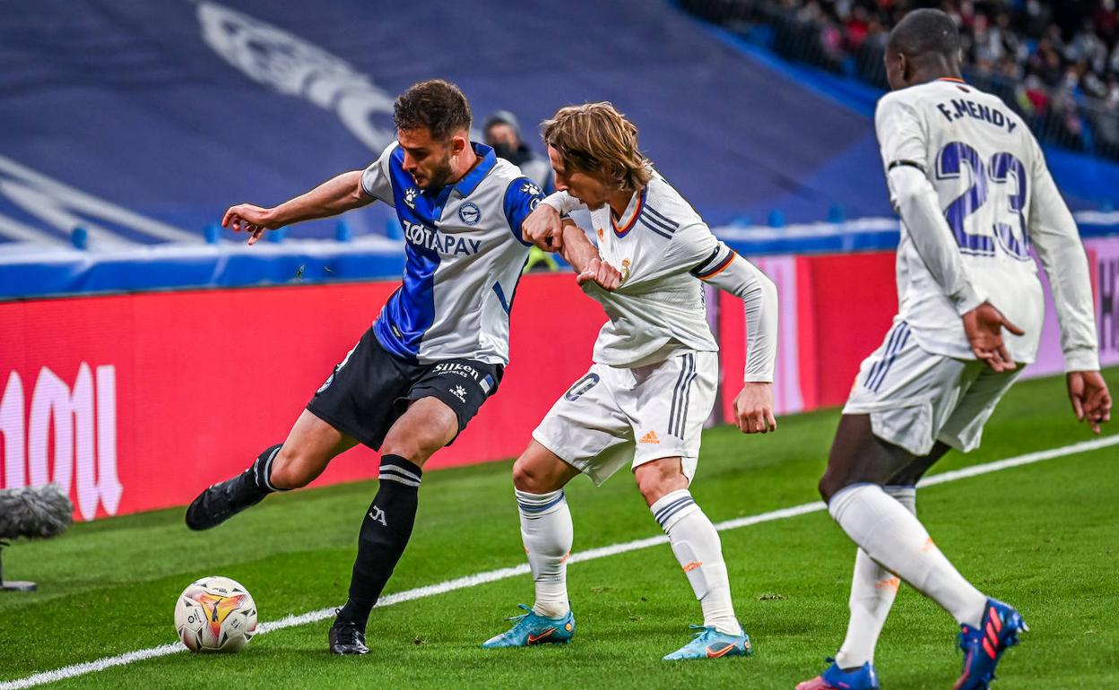 Matt Miazga protege la pelota ante Modric.