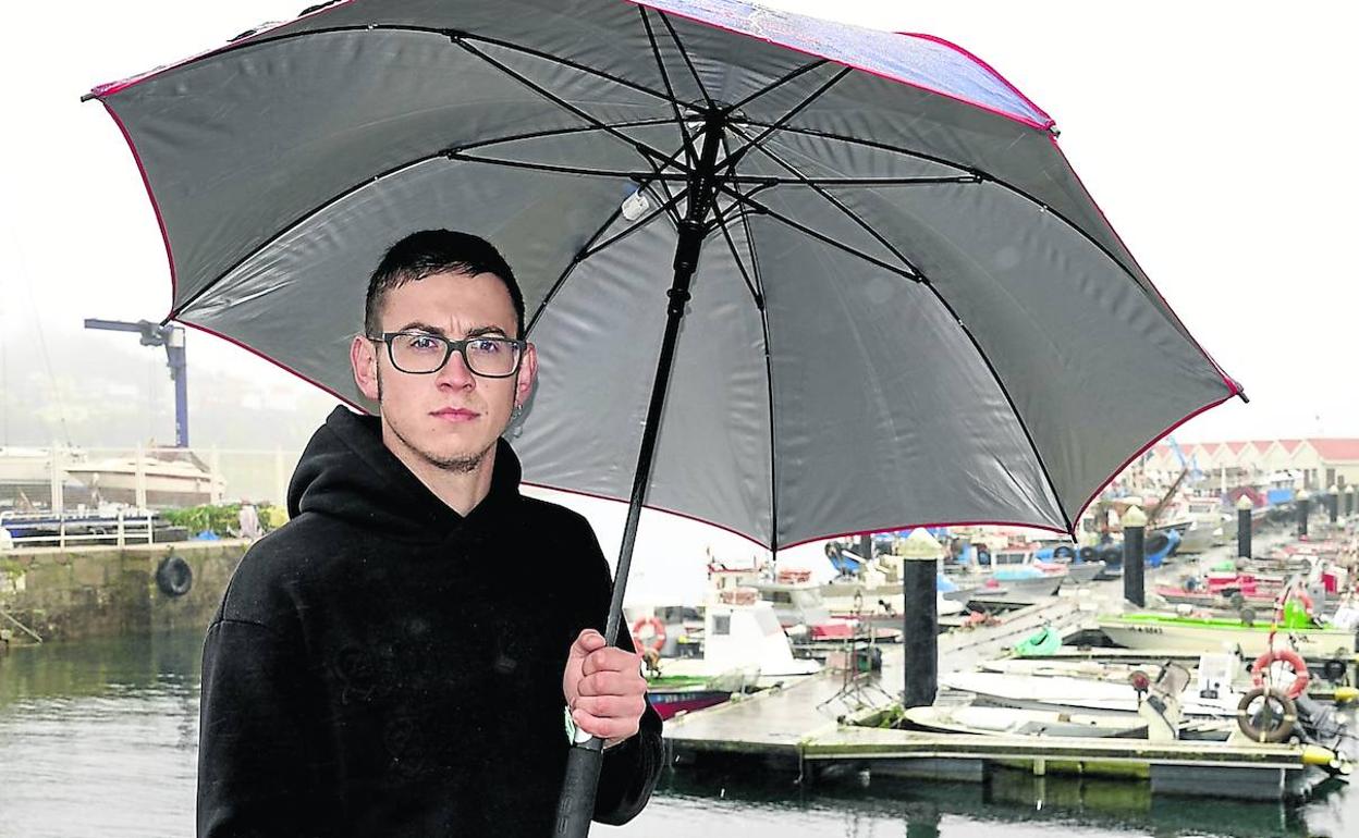 Kevin González instantes antes de bajar ayer al mar, en Tirán, para entrenar con la cantera del club de remo. 
