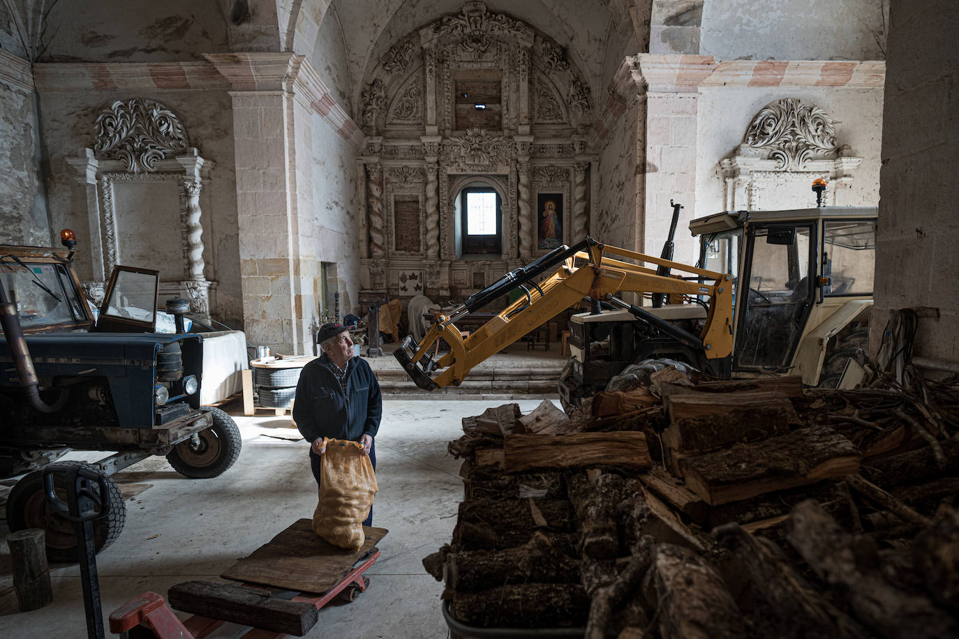 Fotos: Un garaje con cúpula, retablo y púlpito