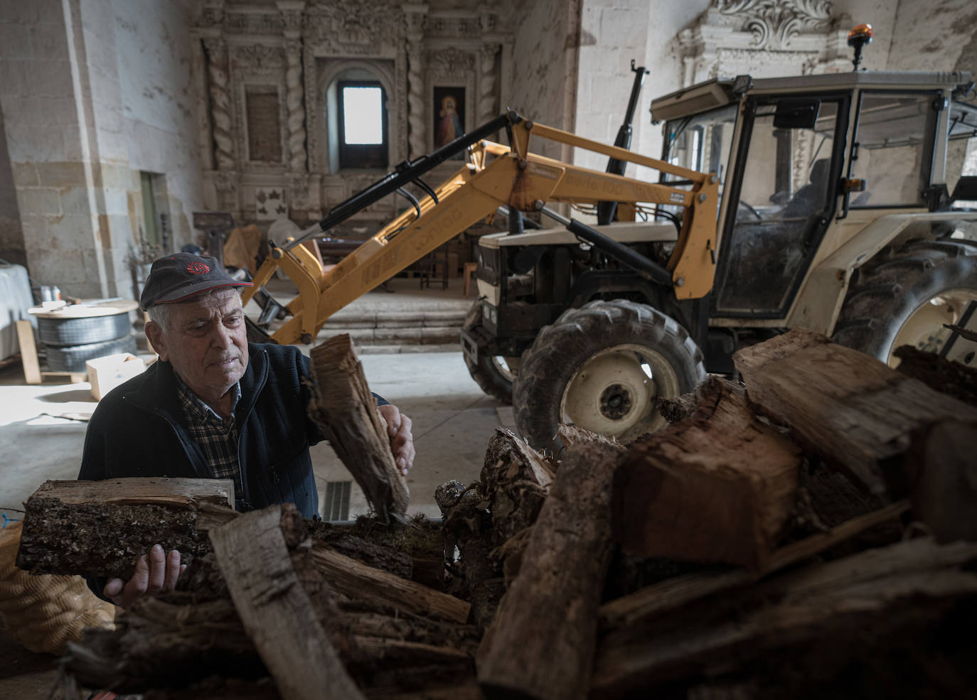 Fotos: Un garaje con cúpula, retablo y púlpito