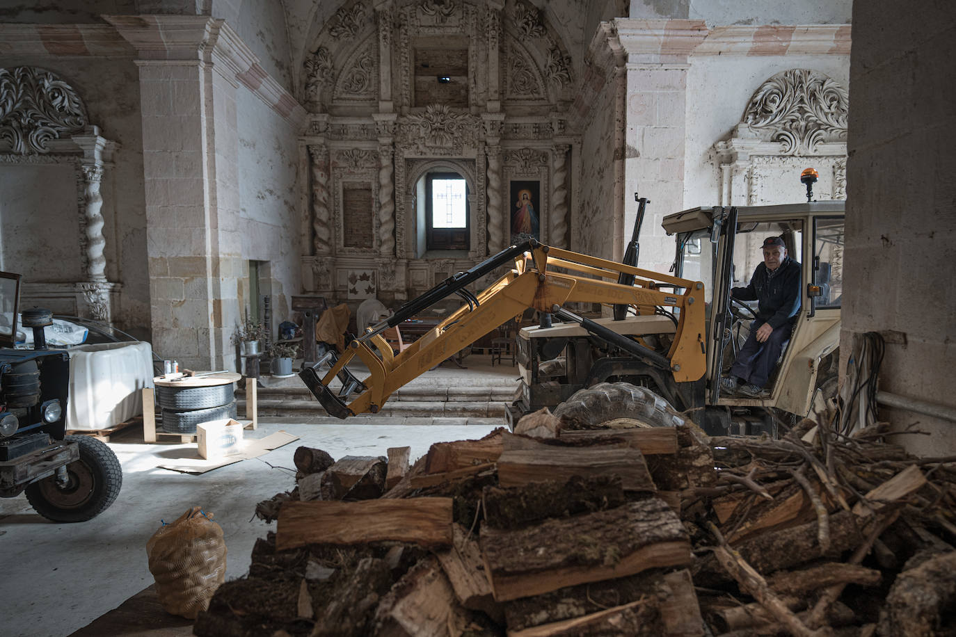 Fotos: Un garaje con cúpula, retablo y púlpito