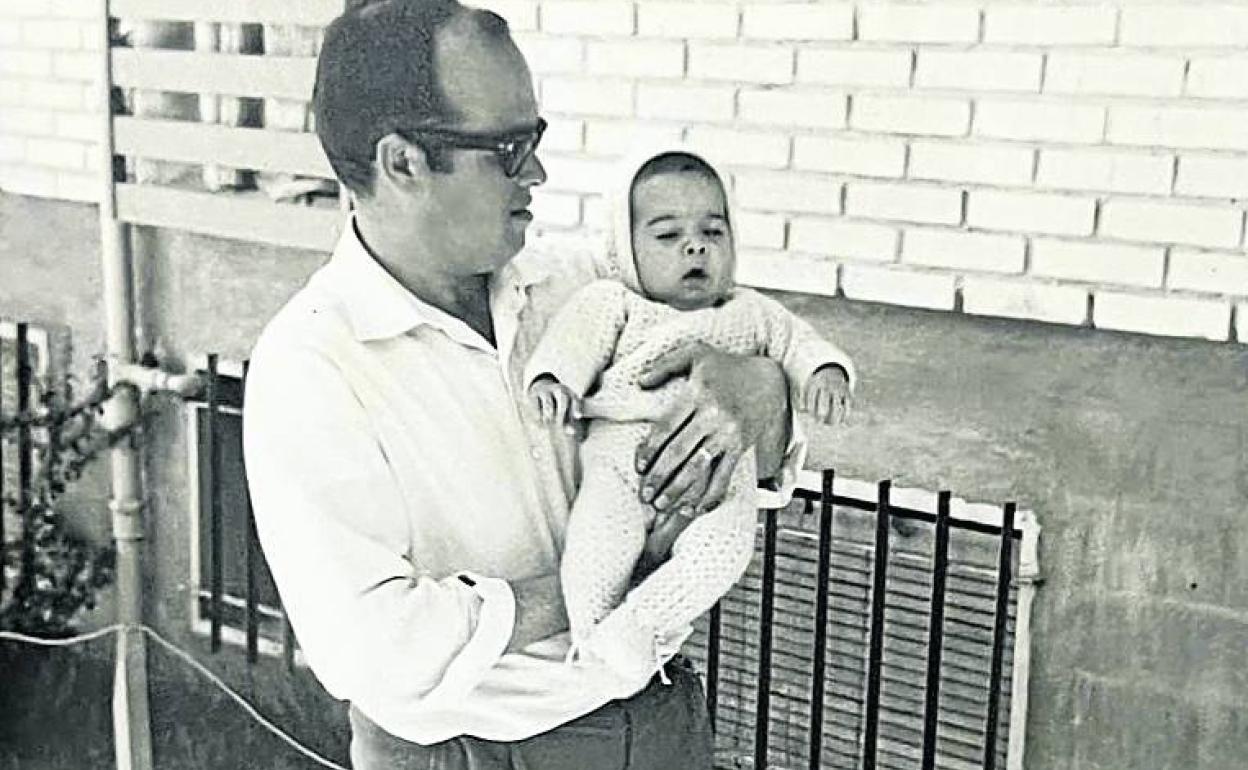 Javier, cuando era un bebé, en brazos de su padre, Emilio Tejedor.