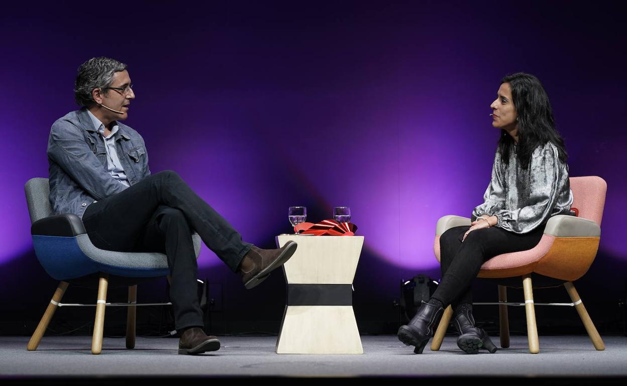 Eduardo Madina y Sara Buesa conversaron ayer durante el homenaje a Fernado Buesa en el Palacio Europa de Vitoria.