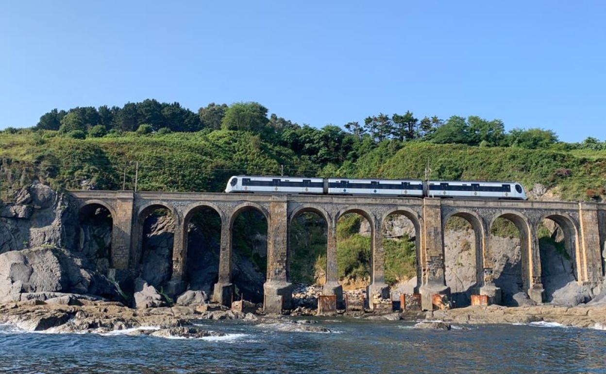 Uno de los 65 trenes de Euskotren que pasan cada día sobre el viaducto de Lamiaran. 