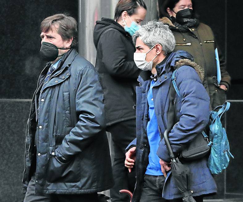 El jefe foral Ibai Portu, a la derecha, con su abogado.