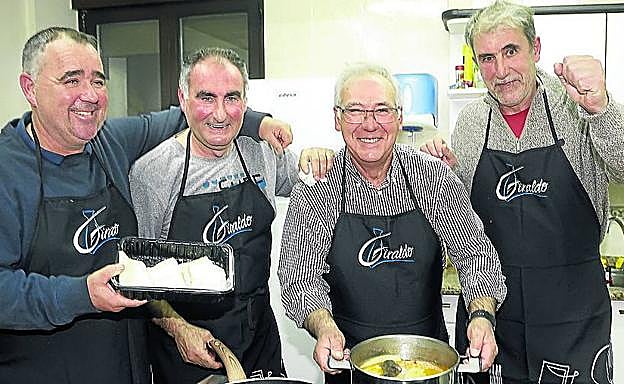 Jose Ángel Galarza, Luis Javier Uribe, Ernesto Chávarri y Aitor Iza presentaron unos garbanzos de invierno y de verano y el típico almuerzo de vendimia: 'bacalao a la lezana'. 