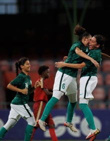 Imagen secundaria 2 - Arabia Saudí juega su primer partido internacional femenino y debuta con victoria