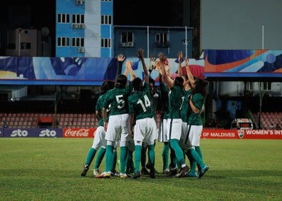 Imagen secundaria 1 - Arabia Saudí juega su primer partido internacional femenino y debuta con victoria