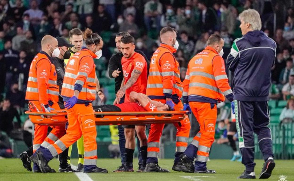 Ruiz de Galarreta se retira en camilla ayer del estadio Benito Villamarín. 