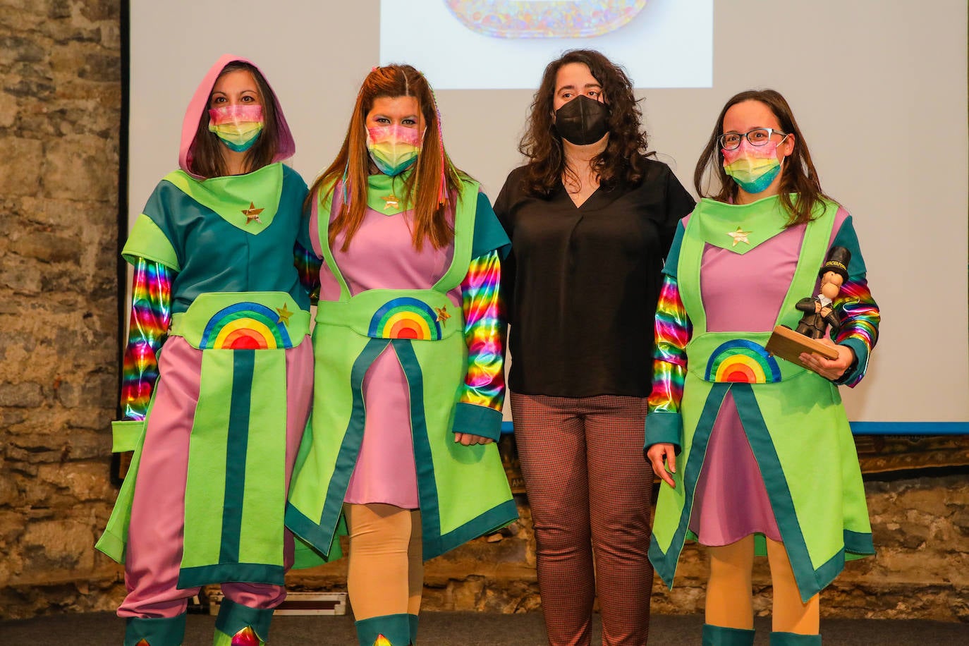Fotos: Elfos, mosqueteros, hippies, Wally... así son las comparsas del Carnaval de Vitoria
