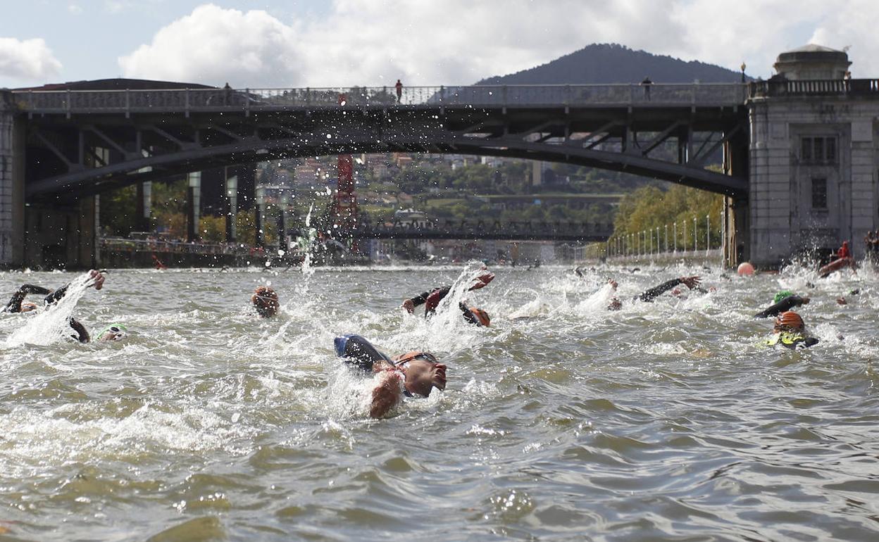 Un grupo de triatletas, en la prueba a nado del Bilbao Triathlon.