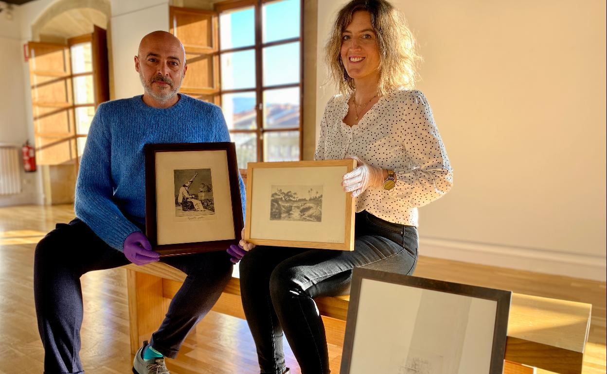 La responsable del Museo, Garazi Arrizabalaga, y el concejal Juanan Bueno, posan con un Goya y un Haes. 