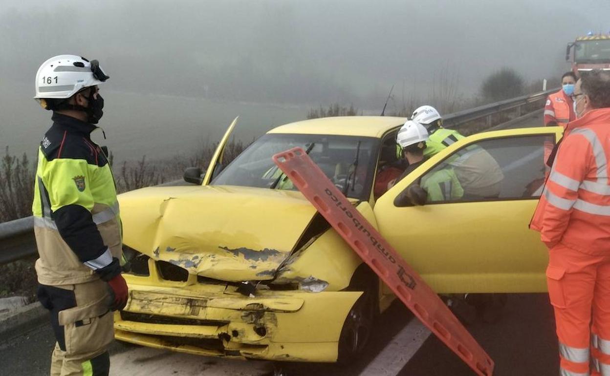 Bomberos de la Diputación han rescatado a una persona del interior del vehículo accidentado.
