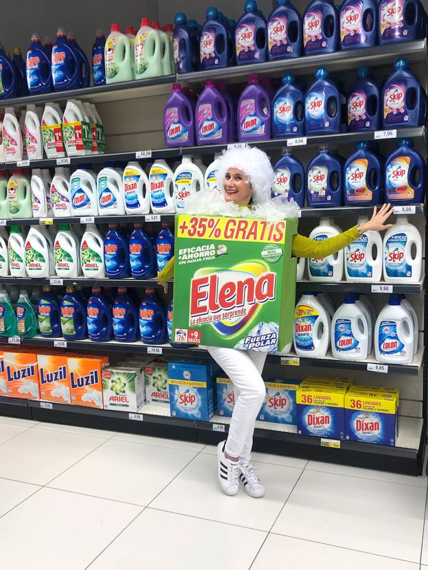 Elena, feliz con su detergente en el supermercado 