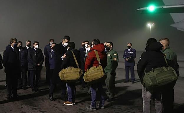Imagen de Sánchez recibiendo a los tres supervivientes. 