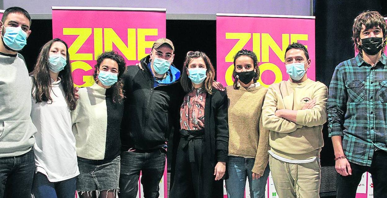 La nueva directora artística de Zinegoak, Alaitz Arenzana, en el medio con mascarilla azul, junto al resto del equipo del festival. 