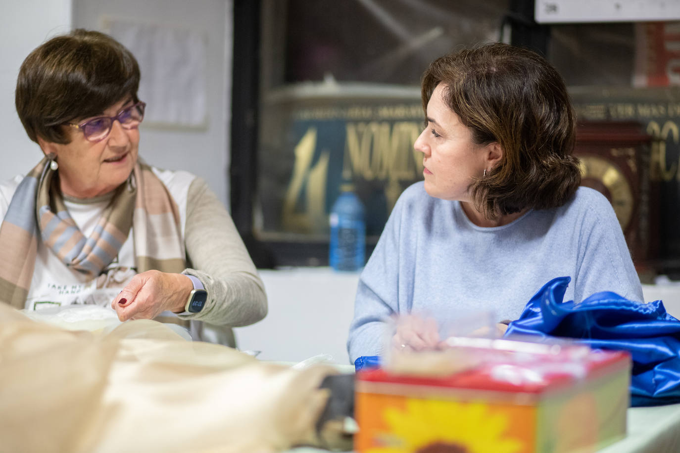 Fotos: Cuando las madres son las artistas: así crean el vestuario del musical de Salesianos de Deusto