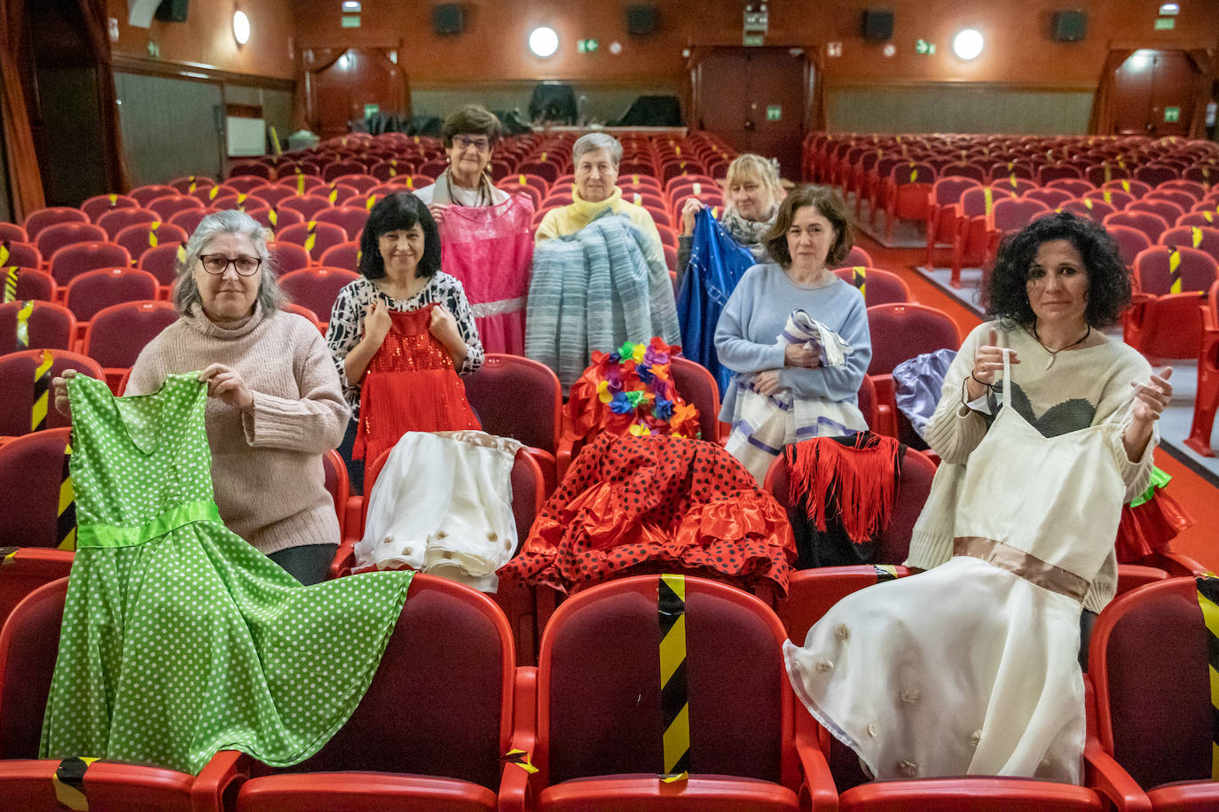 Fotos: Cuando las madres son las artistas: así crean el vestuario del musical de Salesianos de Deusto