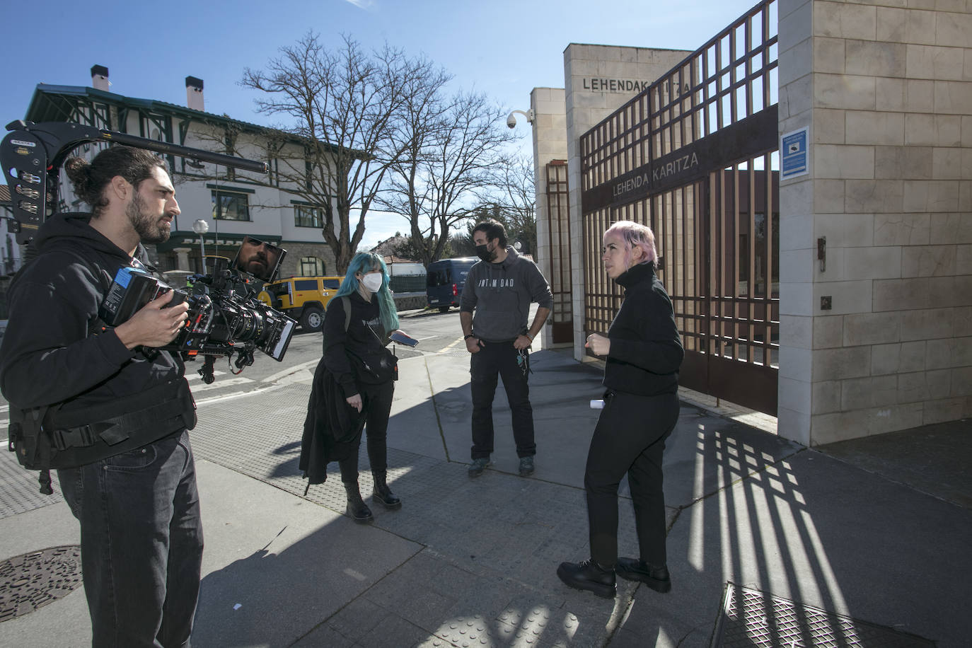 La directora Nerea Torrijos comenta detalles con el equipo de rodaje.