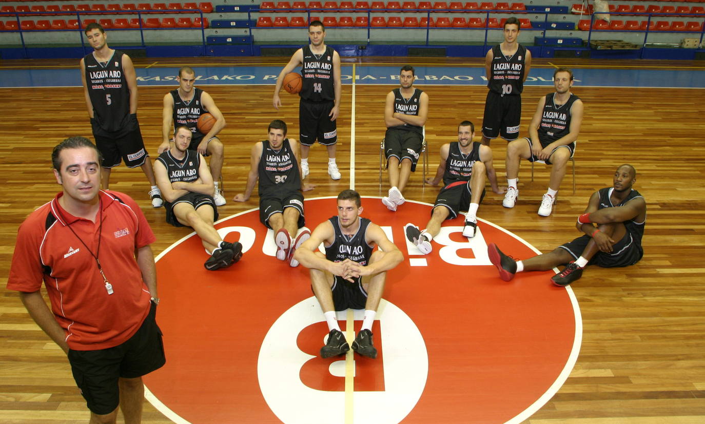 Foto de familia del equipo del Bilbao Basket en 2005. 