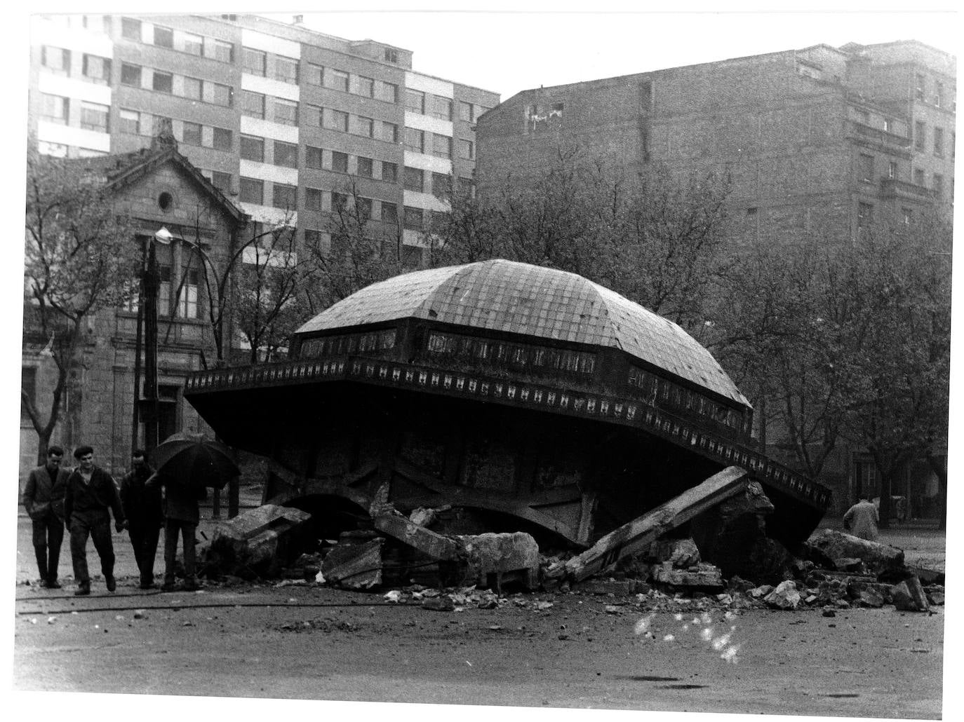 Derribo del kiosco para construir La Casilla en1965