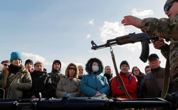 Un grupo de civiles son adiestrados en el uso de las armas de asalto, durante una jornada deformación en Kiev.