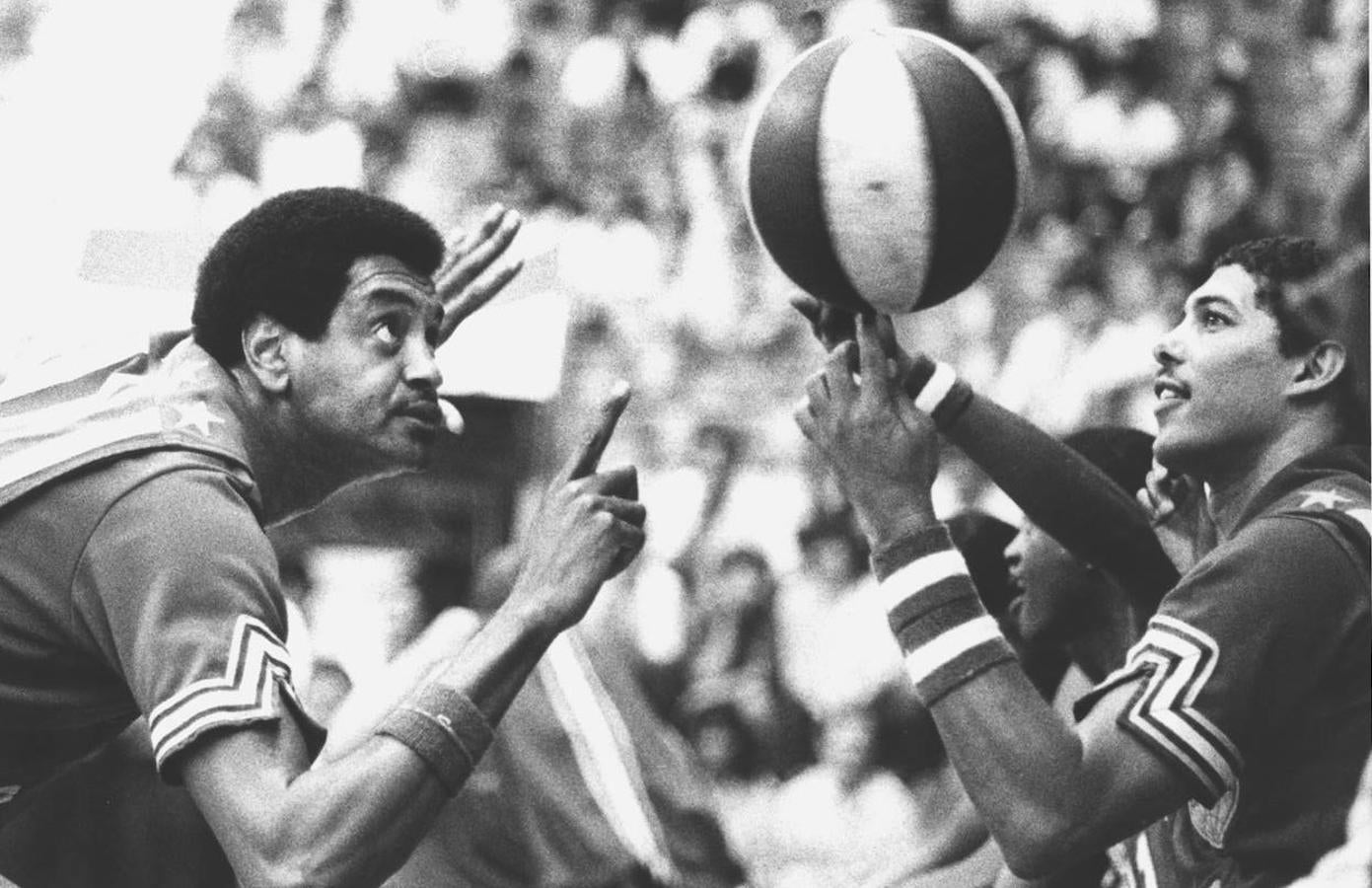 Los jugadores de los Harlem Globetrotters muestran sus habilidades con el balón 