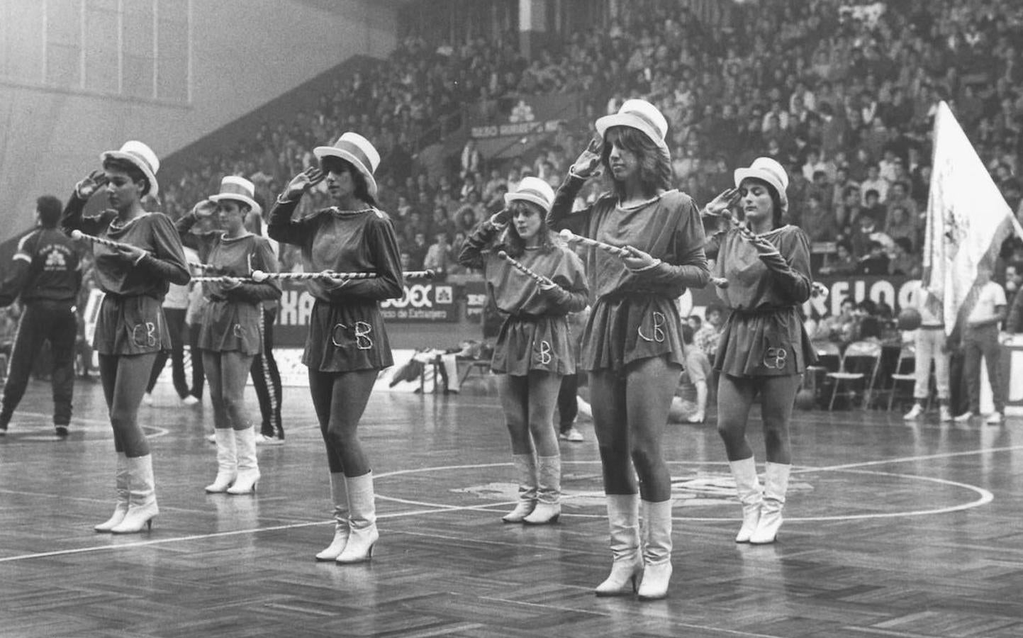 Majorettes del Caja Bilbao en el pabellón.