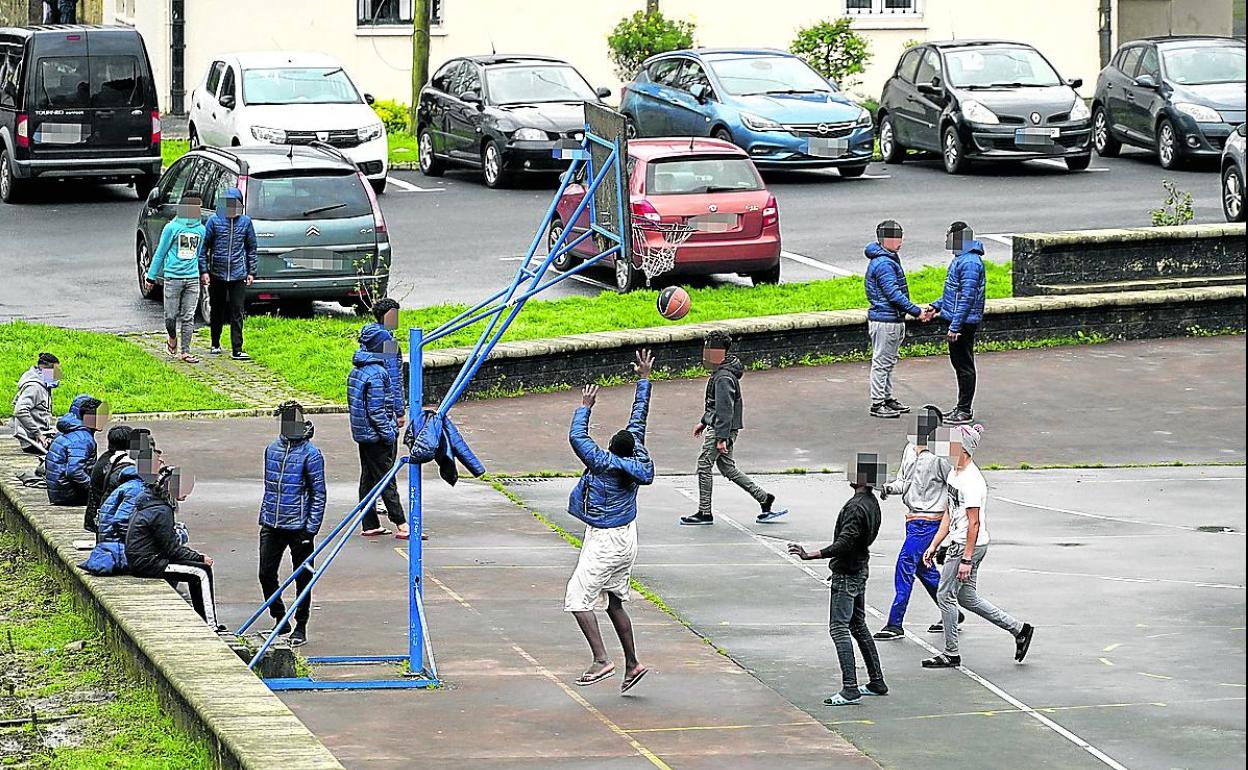 Jóvenes del centro de menores de Amorebieta juegan en un patio de esta instalación. 