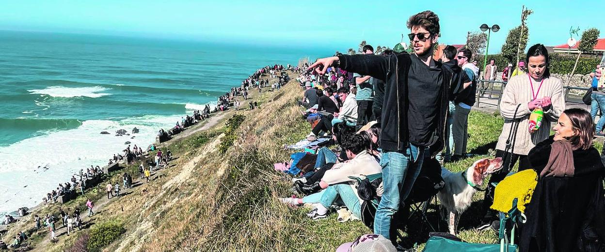 Un grupo de aficionados busca sitio en el acantilado de Punta Galea para disfrutar de la jornada. 