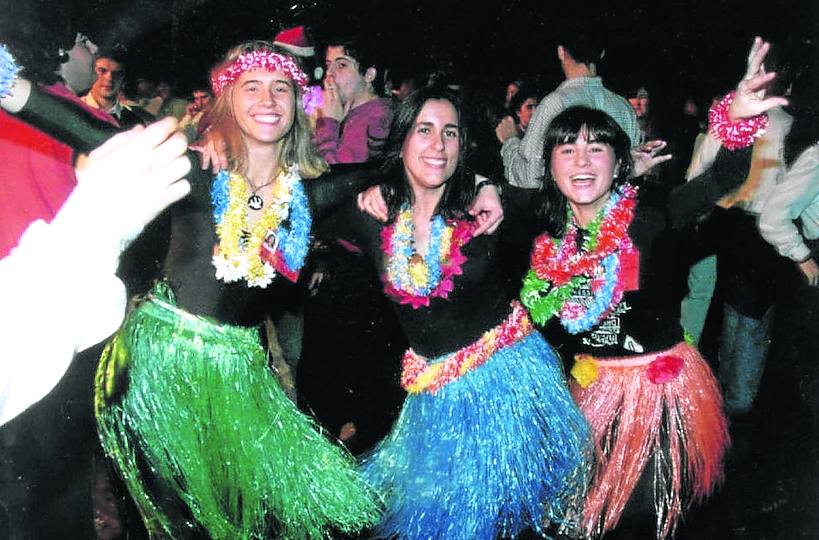 Imagen principal - Arriba: El edificio también acogió cotillones de Nochevieja. Abajo, izquierda: Bautismo de un testigo de Jehová en 1994. Derecha: Oasis actuó en La Casilla en 2002. 