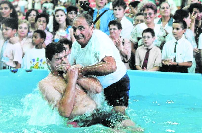 Imagen secundaria 1 - Arriba: El edificio también acogió cotillones de Nochevieja. Abajo, izquierda: Bautismo de un testigo de Jehová en 1994. Derecha: Oasis actuó en La Casilla en 2002. 