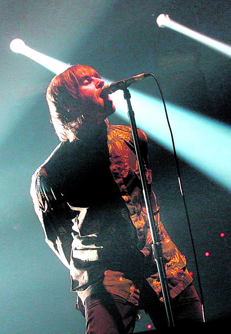 Imagen secundaria 2 - Arriba: El edificio también acogió cotillones de Nochevieja. Abajo, izquierda: Bautismo de un testigo de Jehová en 1994. Derecha: Oasis actuó en La Casilla en 2002. 