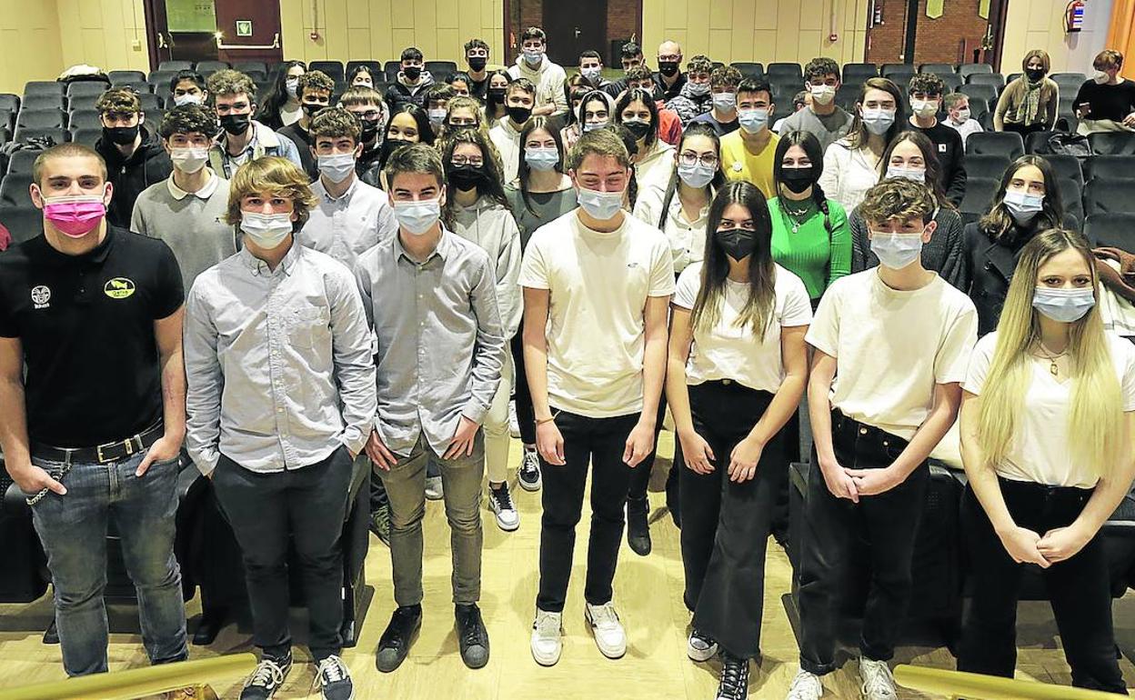 Los alumnos finalistas de la novena edición de STARTInnova en el aula magna de la facultad de Economía y Empresa de Sarriko. 