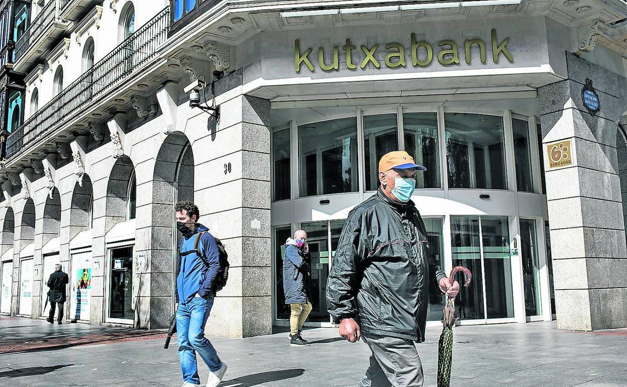 Kutxabank eleva un 20% su beneficio hasta los 216 millones de euros