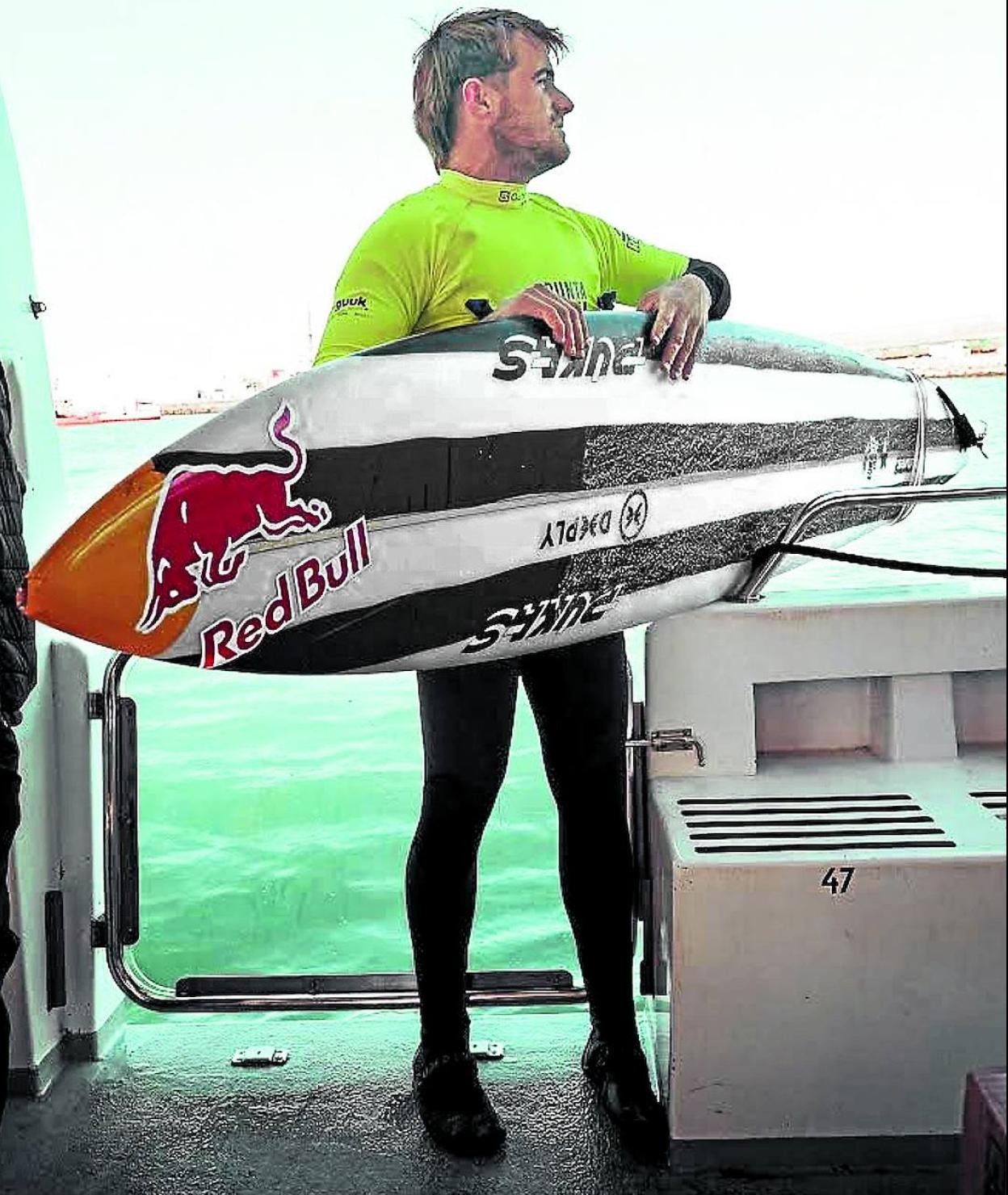 Natxo González, con una de sus tablas durante el Punta Galea Challenge. 