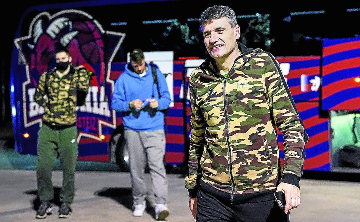 Velimir Perasovic se dispone a acceder al Buesa Arena junto a los componentes del Unics Kazán a última hora de la tarde de ayer. 