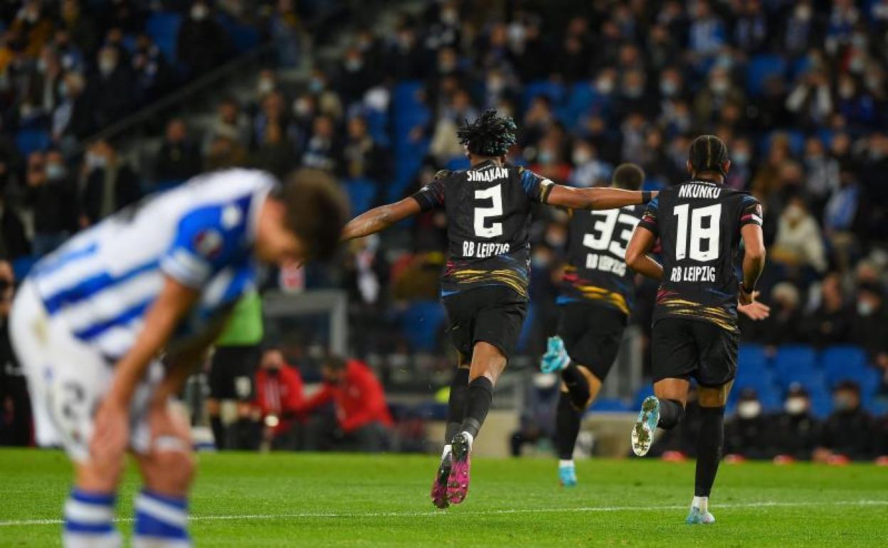 Los jugadores del Leipzig celebran uno de los goles en Anoeta. 