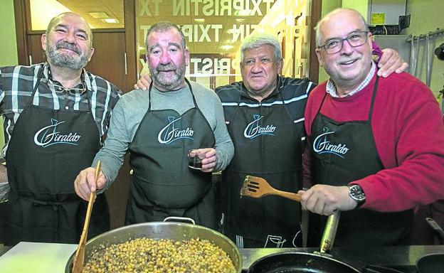 Kepa Baquedano y Luis Echániz jugaron a mezclar la papada de cerdo con el bacalao de Giraldo y José Luis Delgado y Roberto Ruiz de Mendarozketa hicieron un potaje al estilo risotto con cebada. 