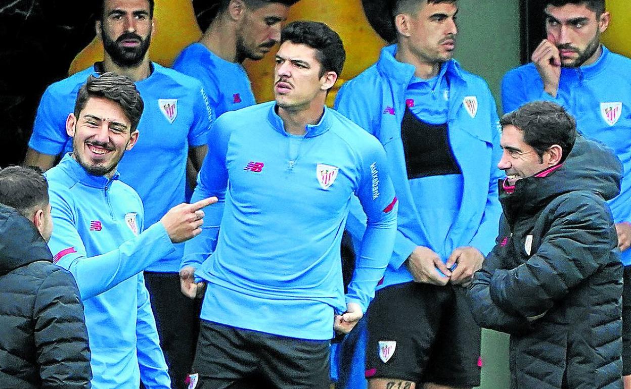 Vencedor y Marcelino, muy sonrientes ayer junto a Balenziaga, Yuri, Capa, Dani García y Nuñez. 