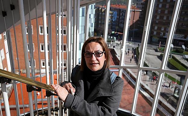 La paciente posa en la escalera de caracol de Cruces.