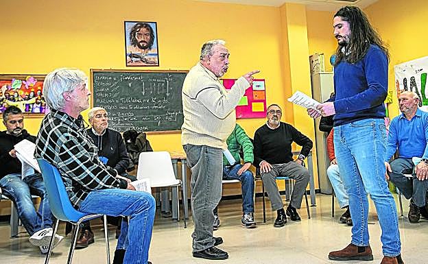 Protagonistas de la Pasión ensayan en el Hogar del Jubilado de Balmaseda. 