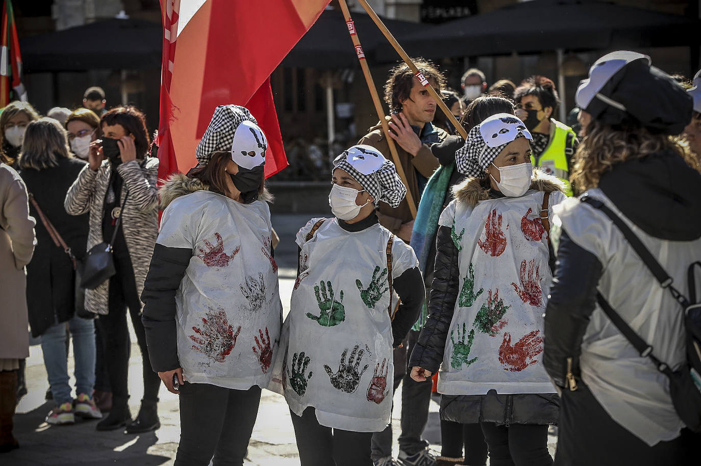 Fotos: Centenares de personas toman las calles de Vitoria para exigir más personal y mejoras estructurales en Osakidetza