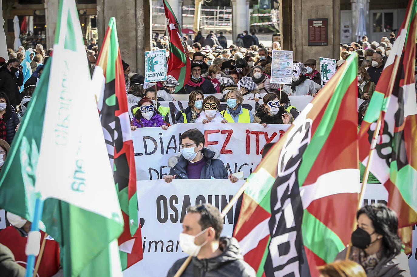 Fotos: Centenares de personas toman las calles de Vitoria para exigir más personal y mejoras estructurales en Osakidetza