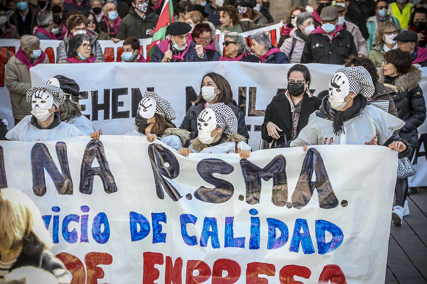 Fotos: Centenares de personas toman las calles de Vitoria para exigir más personal y mejoras estructurales en Osakidetza