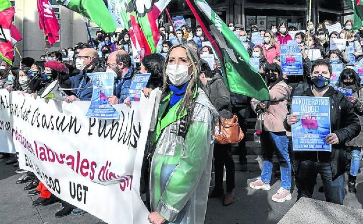 Cerca de un centenar de sanitarios se concentraron a las puertas del ambulatorio de Olaguíbel por una mejora de las condiciones laborales. 